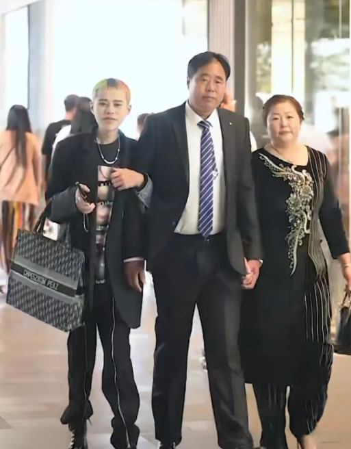 丰满|网红“钢蛋”换了新发型,还带着爹娘去了太古里