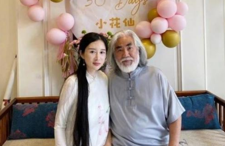 张超|张纪中享受天伦之乐，混血儿子跪地为其洗脚，娇妻比长女还小4岁