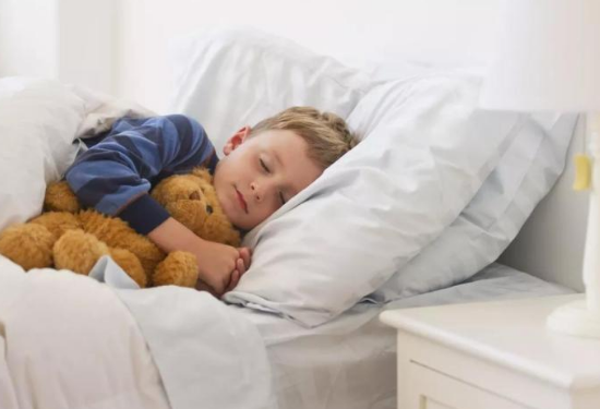 雷八趣说|注意好孩子的这些行为,可能是给父母的暗示,可以和孩子分房睡了