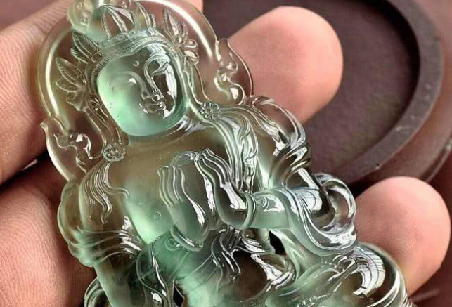 翡翠|如果是假的翡翠，会有一眼假的感觉，你能一眼辨别出来吗？