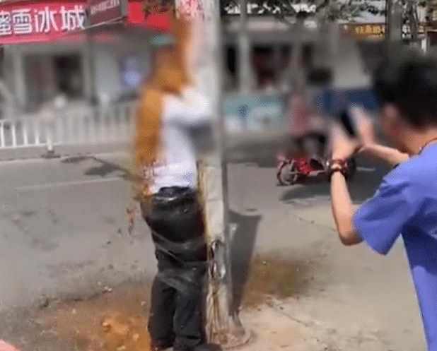 消费日报社 新郎全身被喷鞋油绑电杆上，网友：你们考虑过环卫工人感受吗？