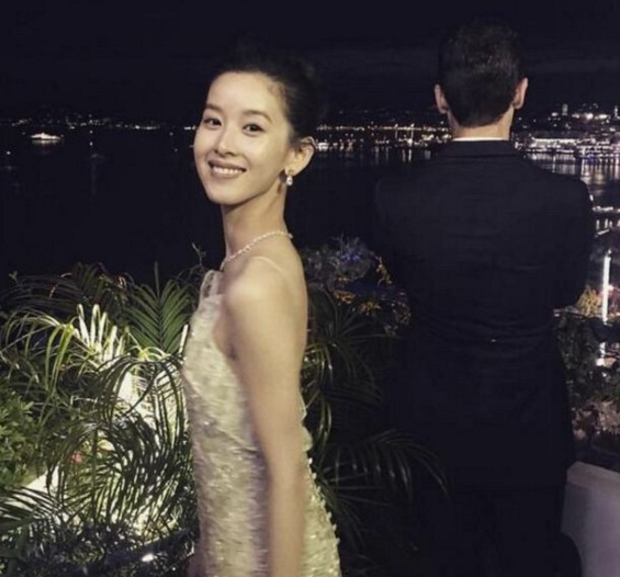 章泽天|奶茶妹妹晒近照，素面朝天与鲜花相映成趣，清纯美貌风采丝毫不减当年