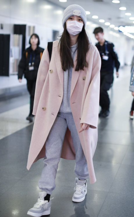 |元气少女欧阳娜娜，穿搭尽显美少女感，简直不要太有个性