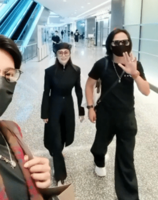 张敏|张敏与小10岁丈夫逛街被拍，穿束腰风衣秀好身材，回眸一笑似赵敏