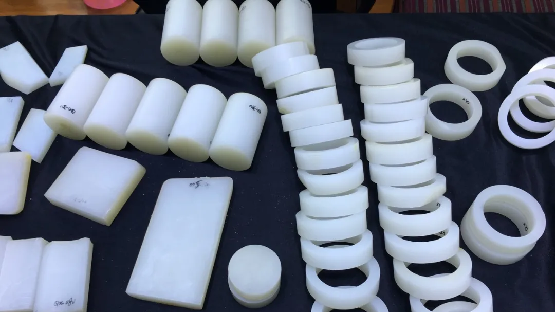 |200多万现金堆成山！只为买下一条手镯！