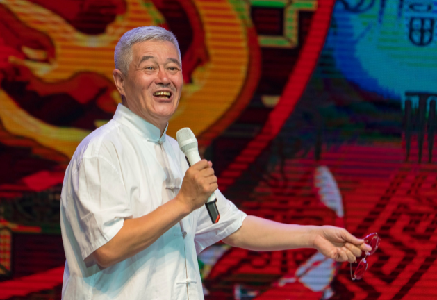 春晚|2001年春晚《卖拐》，范伟的一个失误一生阴影，赵本山平不了那坑