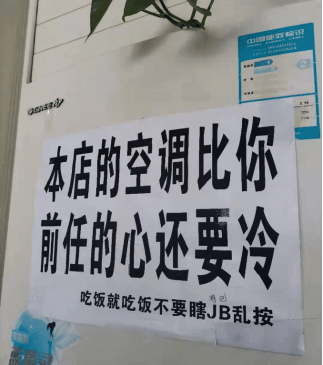 动物庄园|现在的公厕什么样的都有,但是这个我就不了解了,这个柱子是防止掉下去的吗?