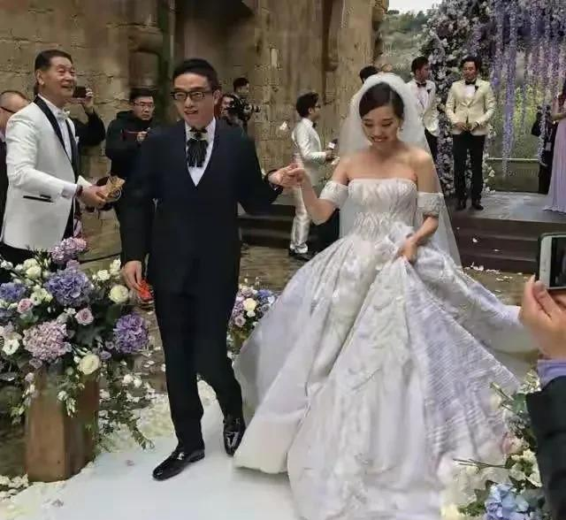 霍启刚|被冯轲掌控15年，甘愿做赚钱机器，被收割7亿，张靓颖醒悟的太晚