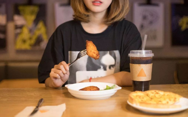 甲状腺癌|27岁女子甲状腺癌离世，丈夫痛哭，医生：这种水常喝，钢铸的甲状腺也难扛