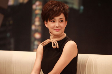 牛莉|47岁牛莉晒生活视频，手臂肌肉健硕不输年轻小伙，尖锐鼻头抢镜！