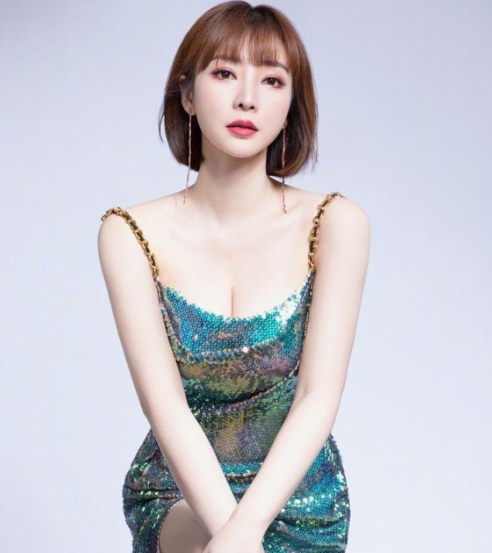 柳岩|柳岩打扮越来越豪放，身穿液体裙，好身材就要秀出来