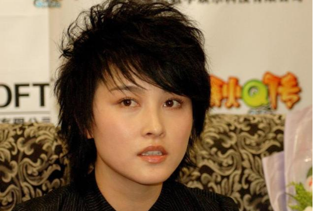 厉娜|顶流超女如今落魄,返回家乡后面的破败房屋痛哭,物是人非