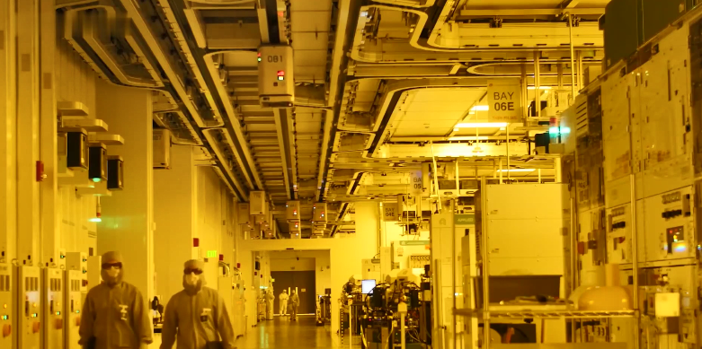 宇宙大爆炸 光刻机核心元件激光晶体竟被中国垄断，领先美国15年，占绝对优势