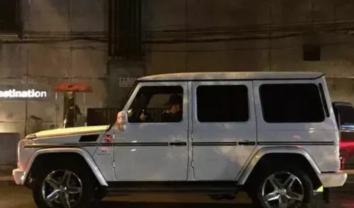 杨坤|吃软饭、同性恋，50岁杨坤被曝与男性接吻照，取向终于藏不住了？