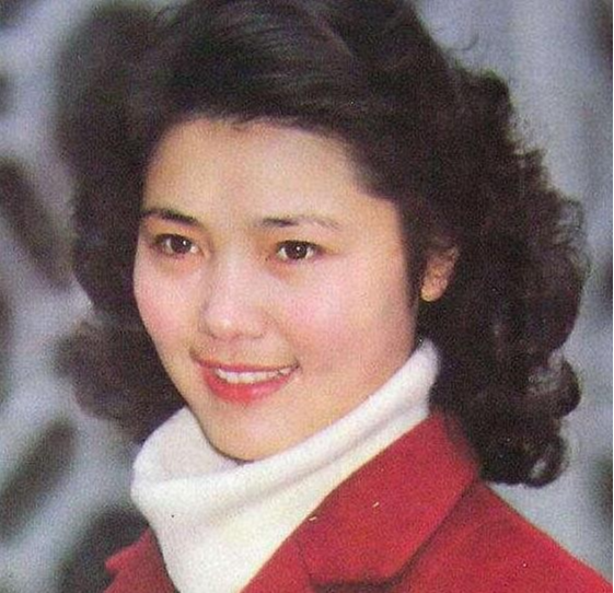 姜黎黎|“红牡丹”姜黎黎，68岁风韵犹存，晒与老公近照，女儿遗传了她的美貌