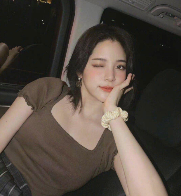 张艺兴|欧阳娜娜换新发型，一改百年不变黑长直，变身辣妹又纯又欲