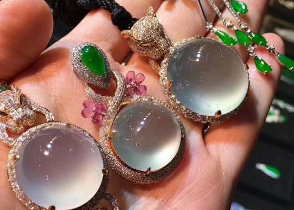 翡翠|白茫茫的一片,出现在翡翠内部,对于玉器本身是有价值影响的