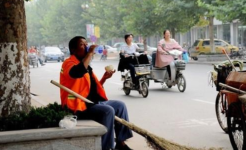 医生|晨起一杯热水“变毒水”，63岁老汉肾衰离世，医生叹惜：无知害人不浅