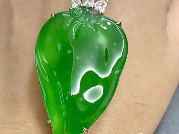 翡翠|翡翠最正的绿色需要满足这几点要求,色差一分价差十倍! ?