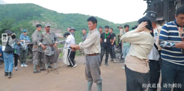 张天爱|拍戏期间，吴京教张天爱打枪，近40岁的张天爱卖萌撒娇