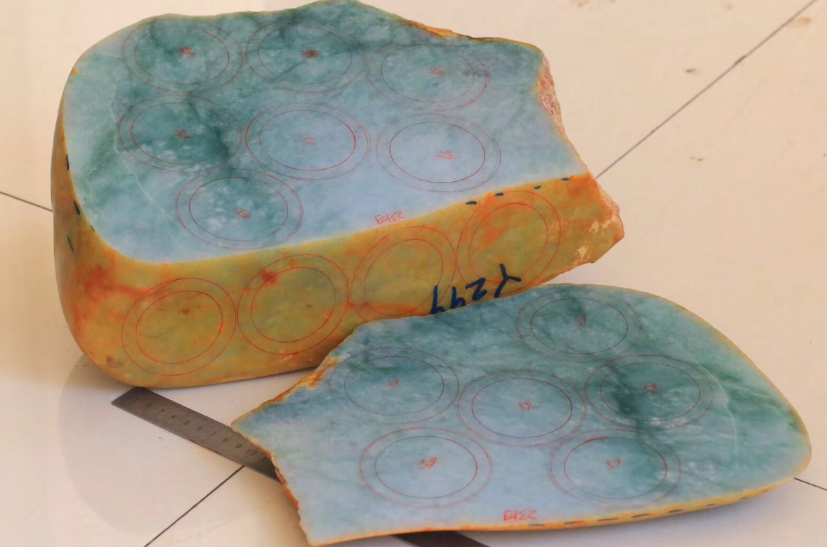 翡翠|同行50多万买下高冰阳绿脱沙料，一刀下去切出“白肉”，垮得一塌糊涂！