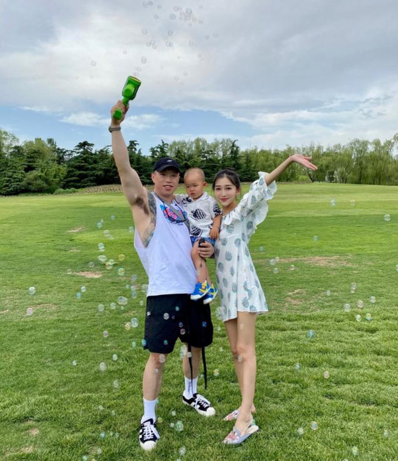 郭德纲|为何“丑”男星妻子都很漂亮?看到烧饼娇妻正面照,网友:有钱真好