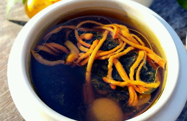 高耸法师|坐月子的人喝鸡汤,用这些食材做比较好!