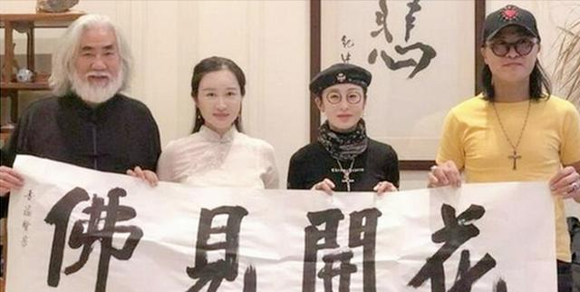 张敏|张敏53岁落魄了？找小10岁不知名导演当二婚对象，被男方酒后消遣