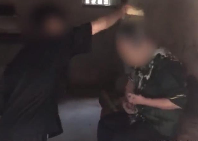 小白的快乐生活 福建3名辍学少年殴打精神障碍老人,往头上倒不明液体,拖把砸头