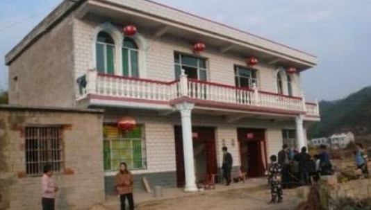 商品房|全家户口迁出农村，但老家还有房，宅基地能继续使用吗？