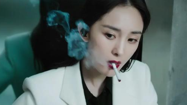 杨幂|15年前，有谁注意到刘亦菲身后打伞的小女孩？如今火得一塌糊涂