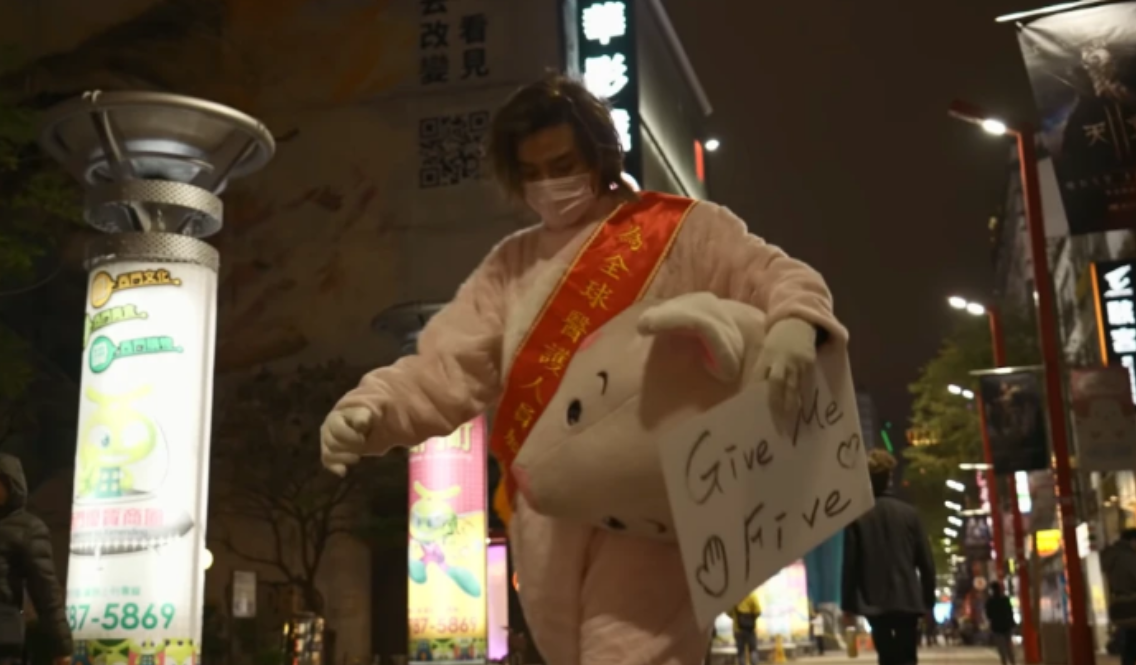 罗志祥|罗志祥在老家复出抛弃自尊，认购200箱凤梨还上街扮猪，获40万点击