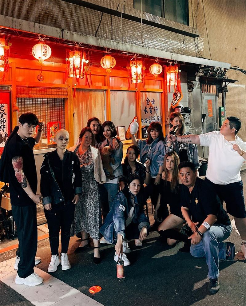 曾莞婷|曾莞婷俏丽??短发迎接39岁，同框《角头》兄弟，要与众不同