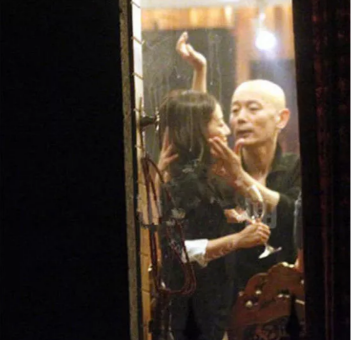 2015年，韓紅組織聚會，因為沒拉窗簾，葛優和趙薇被拍到“親嘴照”-圖2