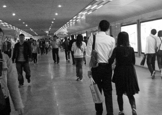 广播新媒 男子为养女友，竟靠这种可耻行为赚钱，网友：忘了他吧，跟我走，我养你！