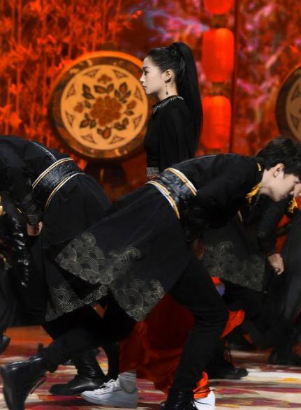 宋亚轩|关晓彤和181cm宋亚轩跳舞，看清她脚上穿的鞋，是对弟弟最大尊重！