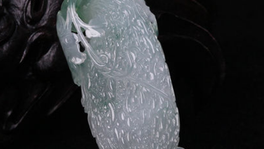 依沐翡翠 很多人都想成为翡翠收藏家,但有些知识是必须知道,这样才有资格