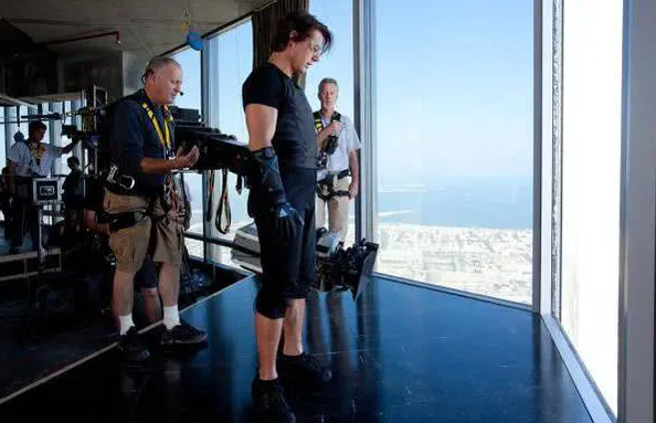 成龙|阿汤哥为了拍摄《碟4》，亲自爬上迪拜828米高楼，成龙：这你也信？