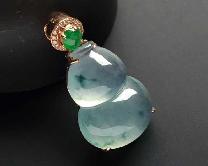 翡翠|高档的翡翠有多贵？怎样才能选到高档饰品？看完你就知道了