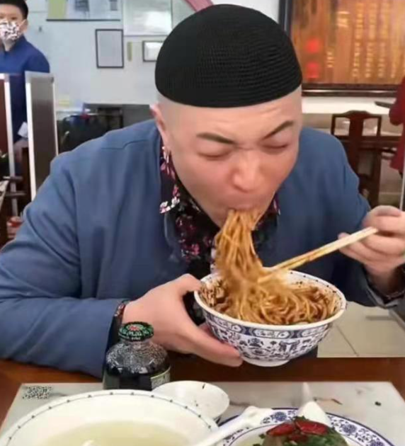 炸酱面|从“好难吃”到“真地道”，百万网红上演“川剧变脸”，最终视频被全下架