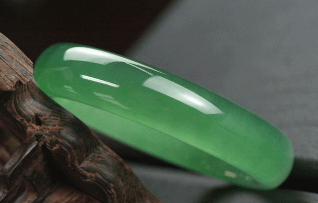 翡翠|翡翠的雕刻非常重要,对它的价值有影响,对工艺的要求也很高