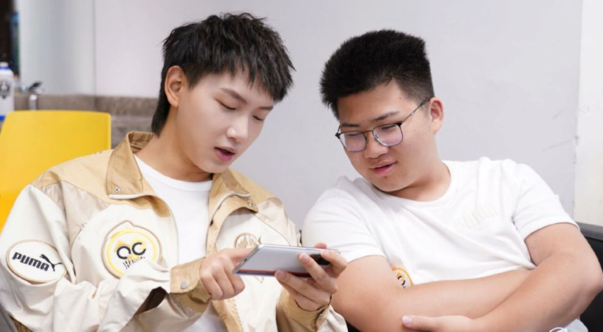 qghappy|重庆QG取得两连胜,疯子分析,他们在扮猪吃老虎