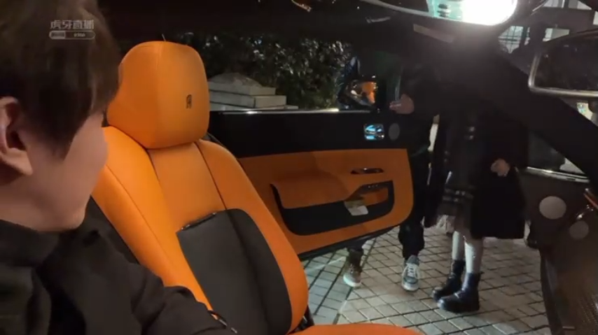 江疏影|白冰虎牙首秀请粉丝吃饭，男粉丝频频整活，居然比白冰更有主播范