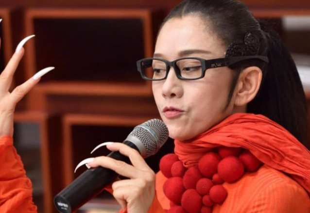 杨丽萍|62岁杨丽萍仙气全无，曾长年吃花瓣，如今剪了3厘米指甲拄拐出行