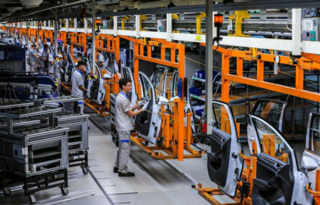 老猫聊职场 向良心老板致敬！东莞著名家具厂停产，全体员工却对老板依依不舍