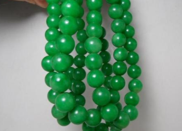 文玩|估价1000万的翡翠珠链，王刚看了都流口水，装它的盒子都值10万！