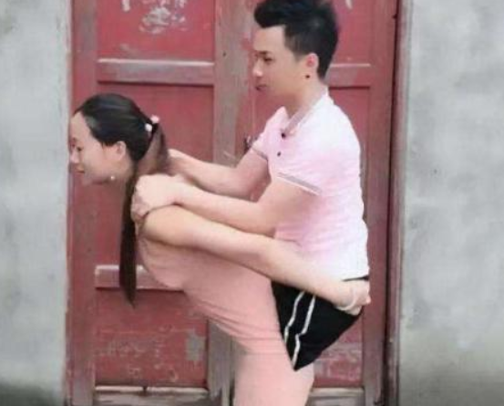 刘德华|网红“连体”夫妻，真情难抵现实，男子另寻新欢，断臂妻独自带娃