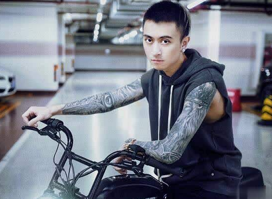 秦奋|秦奋被网友调侃“输液吗？”，回复态度与baby截然不同