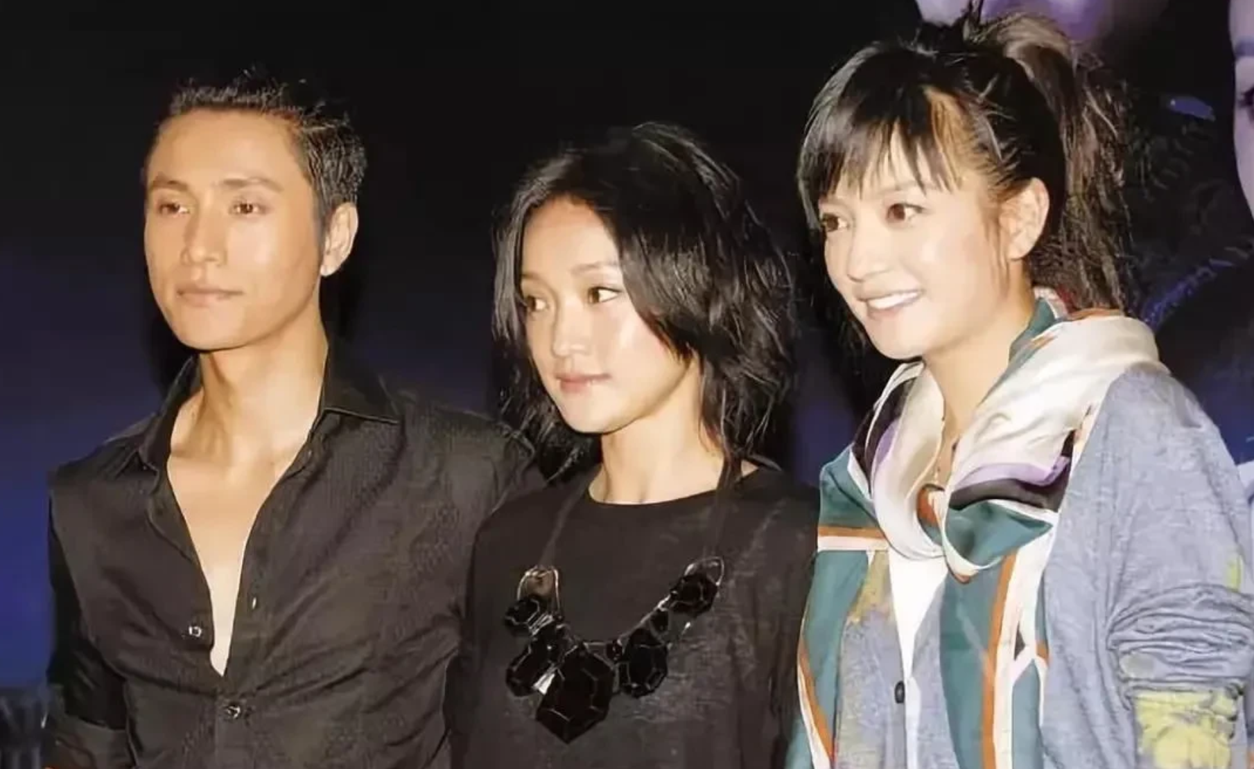 赵薇|周迅和赵薇在化妆间，赵薇一脚就把椅子踢翻，嚷道：谁这么不长眼？