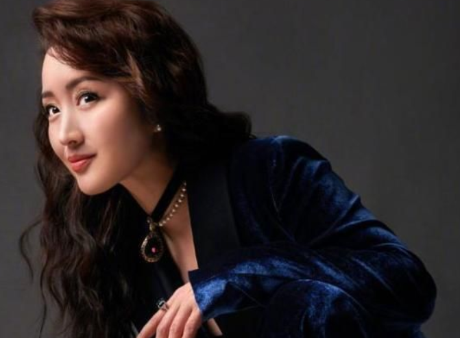 穿衣搭配|杨钰莹个子虽小但很有“料”，不管怎么穿，都难以掩饰的好身材